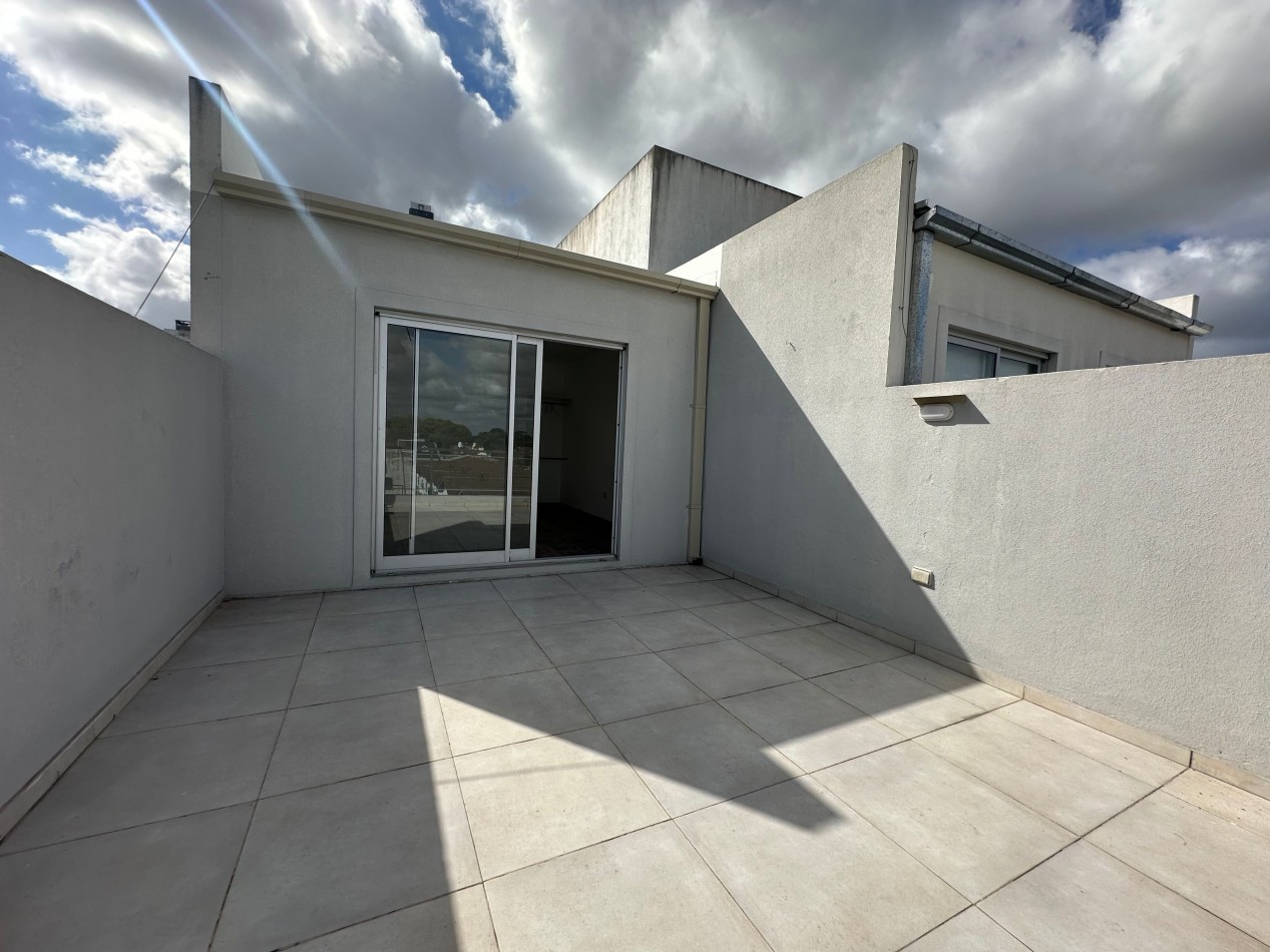 Departamento en alquiler 2 ambientes en duplex con balcon y balcon terraza - Bolivar 155 - Lomas de Zamora