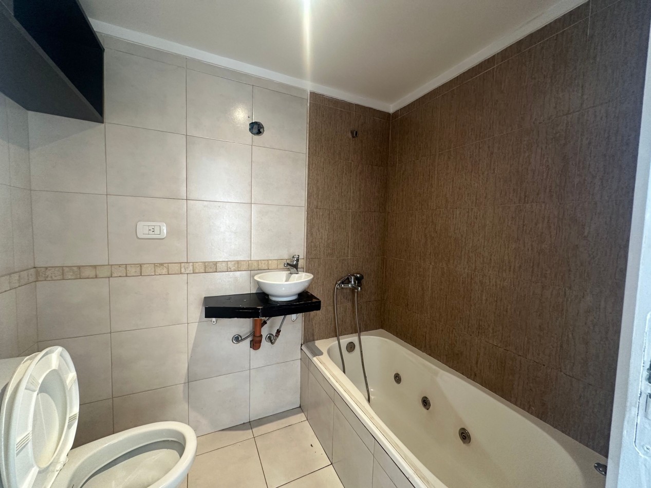 DEPTO 2 AMBIENTES CON COCHERA TERRAZA PRIVADA LOMAS CENTRICO APTO PROFESIONAL