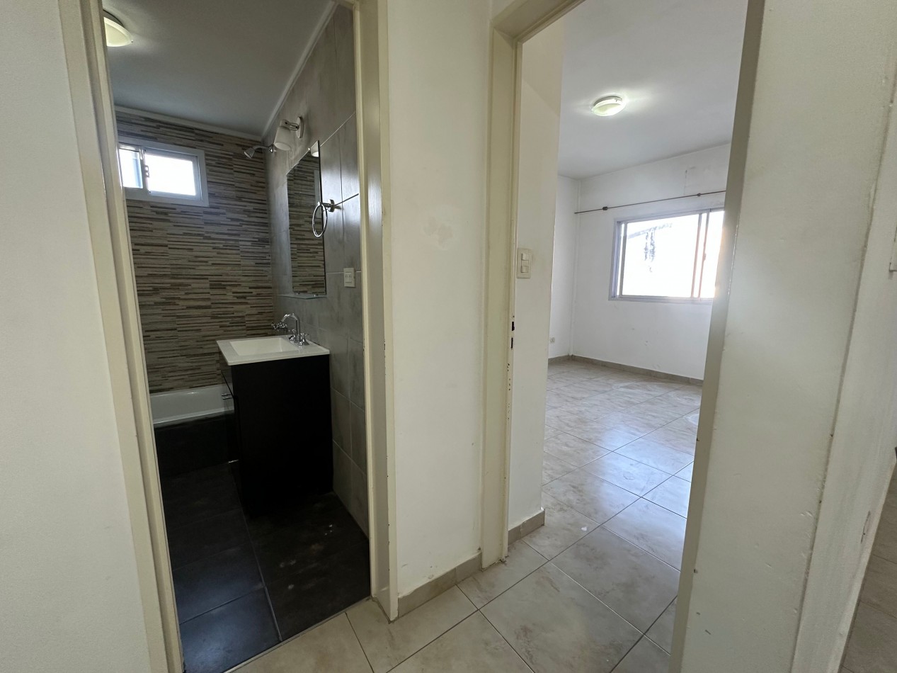 Departamento 2 ambientes amplios en alquiler · 1° piso · Cochera cubierta · Lanus