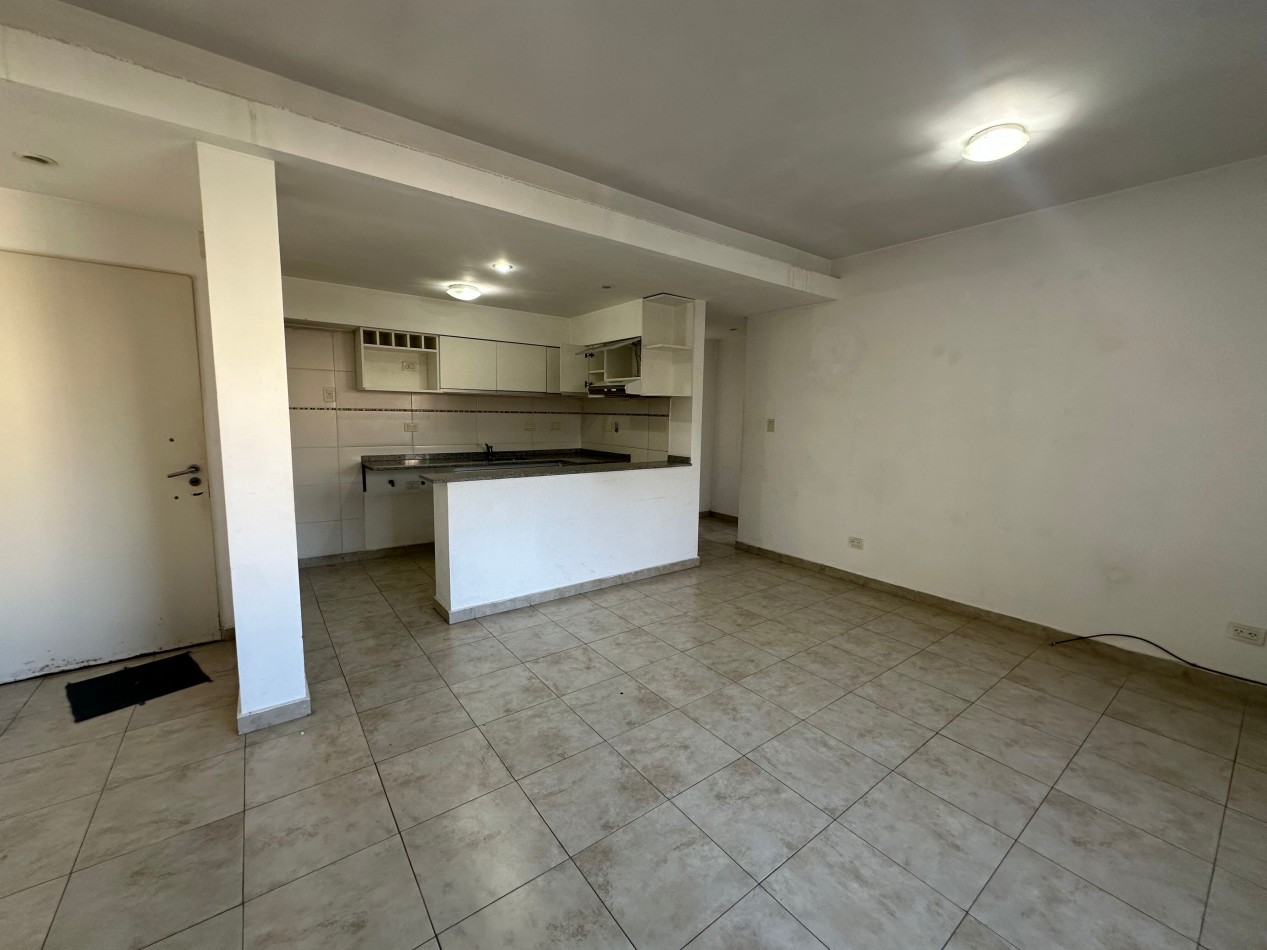 Departamento 2 ambientes amplios en alquiler · 1° piso · Cochera cubierta · Lanus