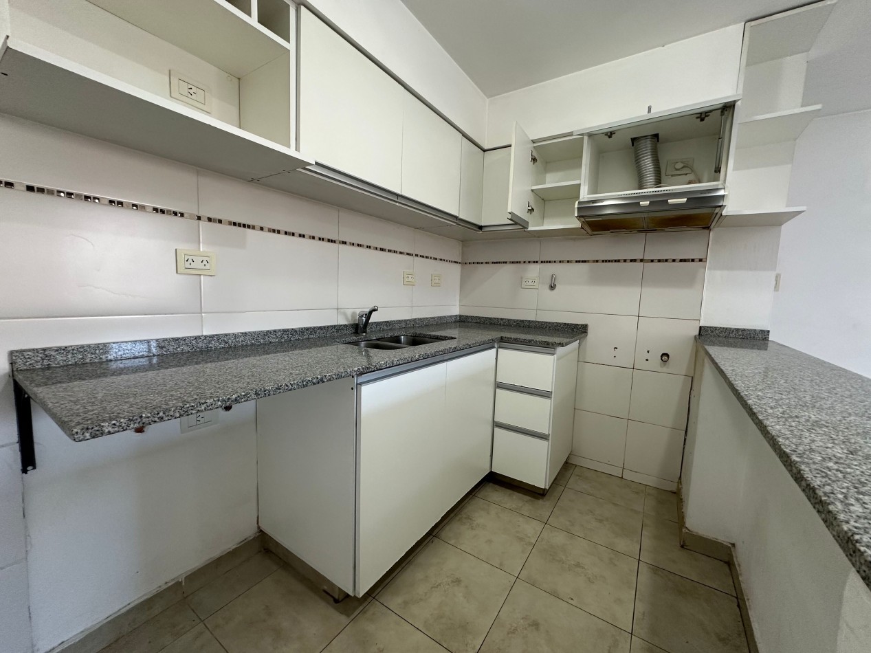 Departamento 2 ambientes amplios en alquiler · 1° piso · Cochera cubierta · Lanus