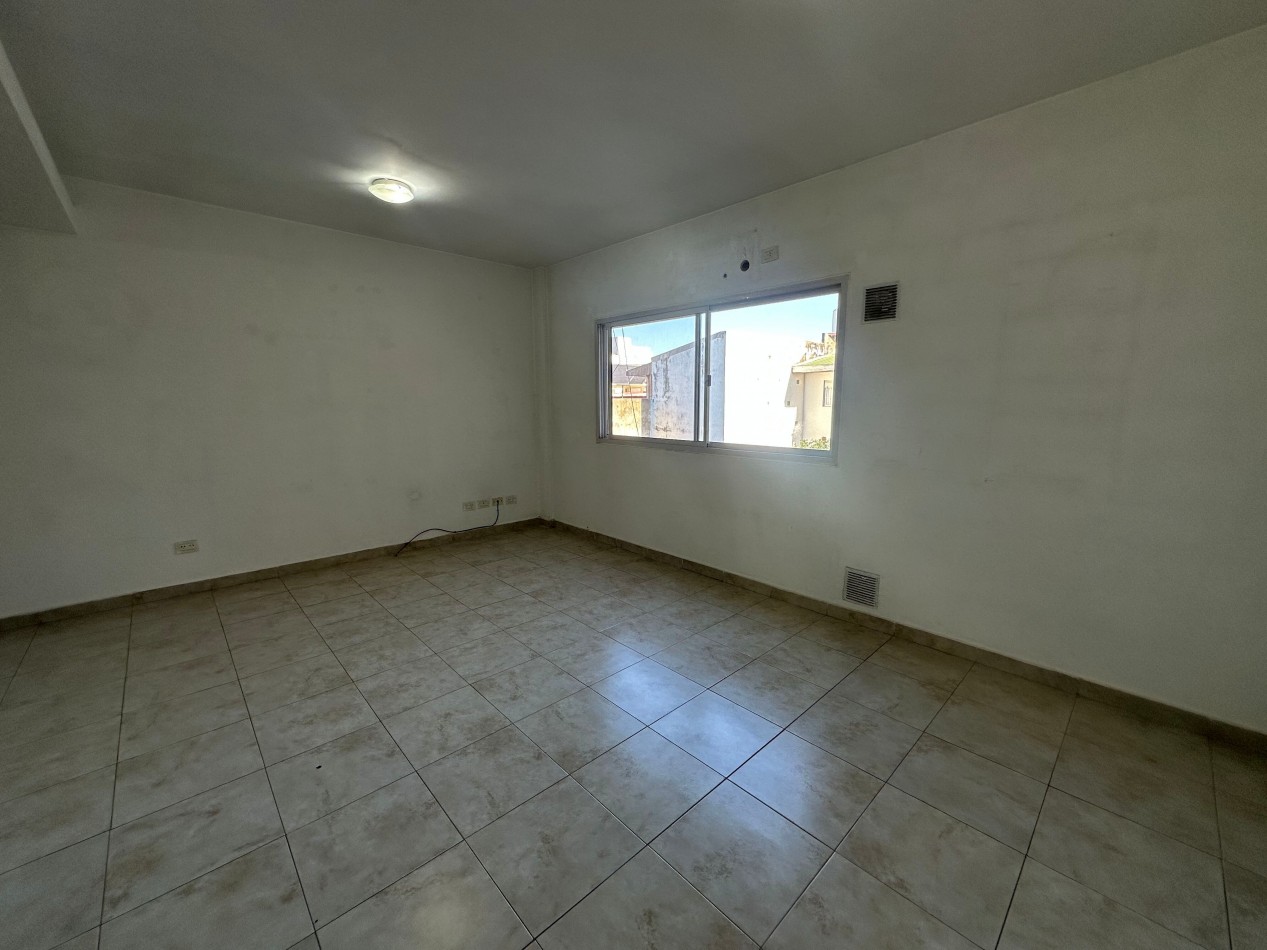 Departamento 2 ambientes amplios en alquiler · 1° piso · Cochera cubierta · Lanus
