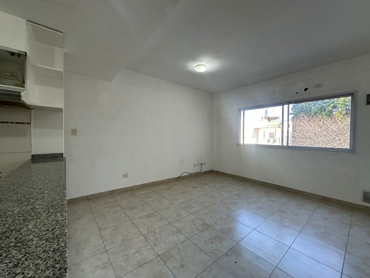 Departamento 2 ambientes amplios en alquiler · 1° piso · Cochera cubierta · Lanus