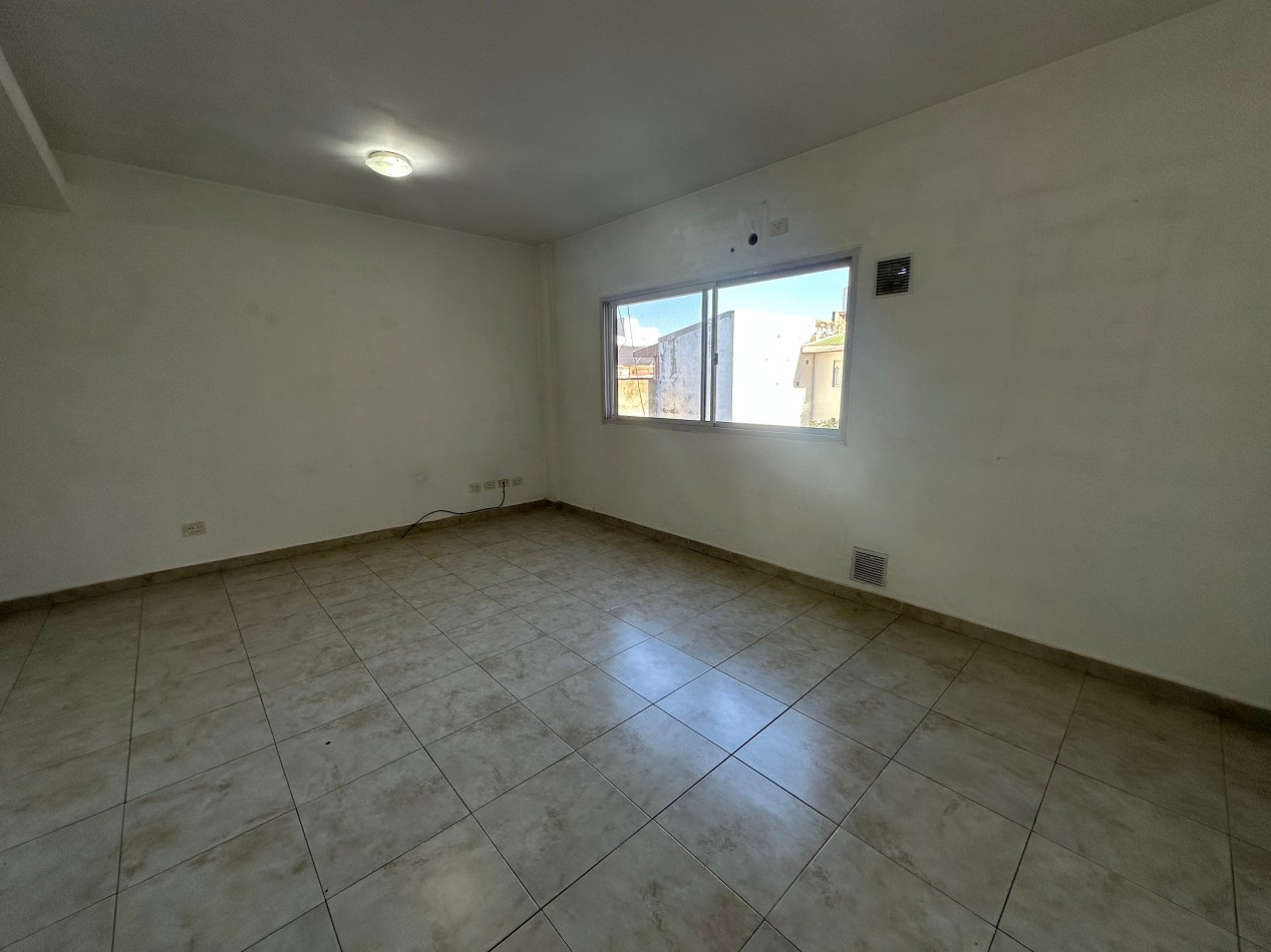 Departamento 2 ambientes amplios en alquiler · 1° piso · Cochera cubierta · Lanus