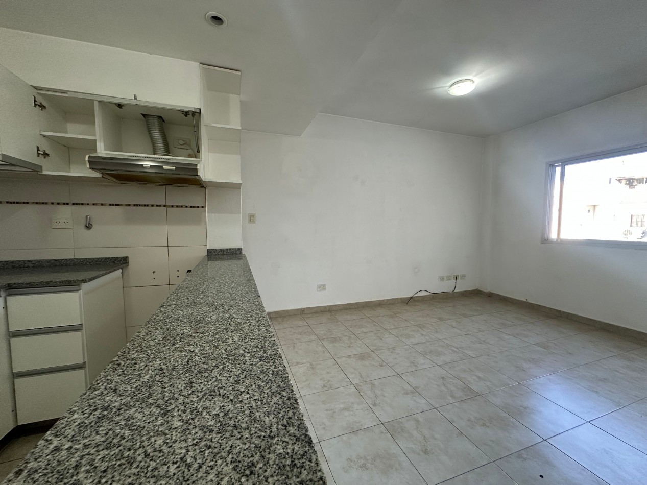 Departamento 2 ambientes amplios en alquiler · 1° piso · Cochera cubierta · Lanus