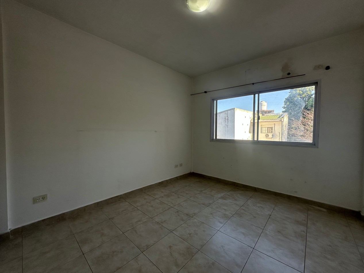 Departamento 2 ambientes amplios en alquiler · 1° piso · Cochera cubierta · Lanus