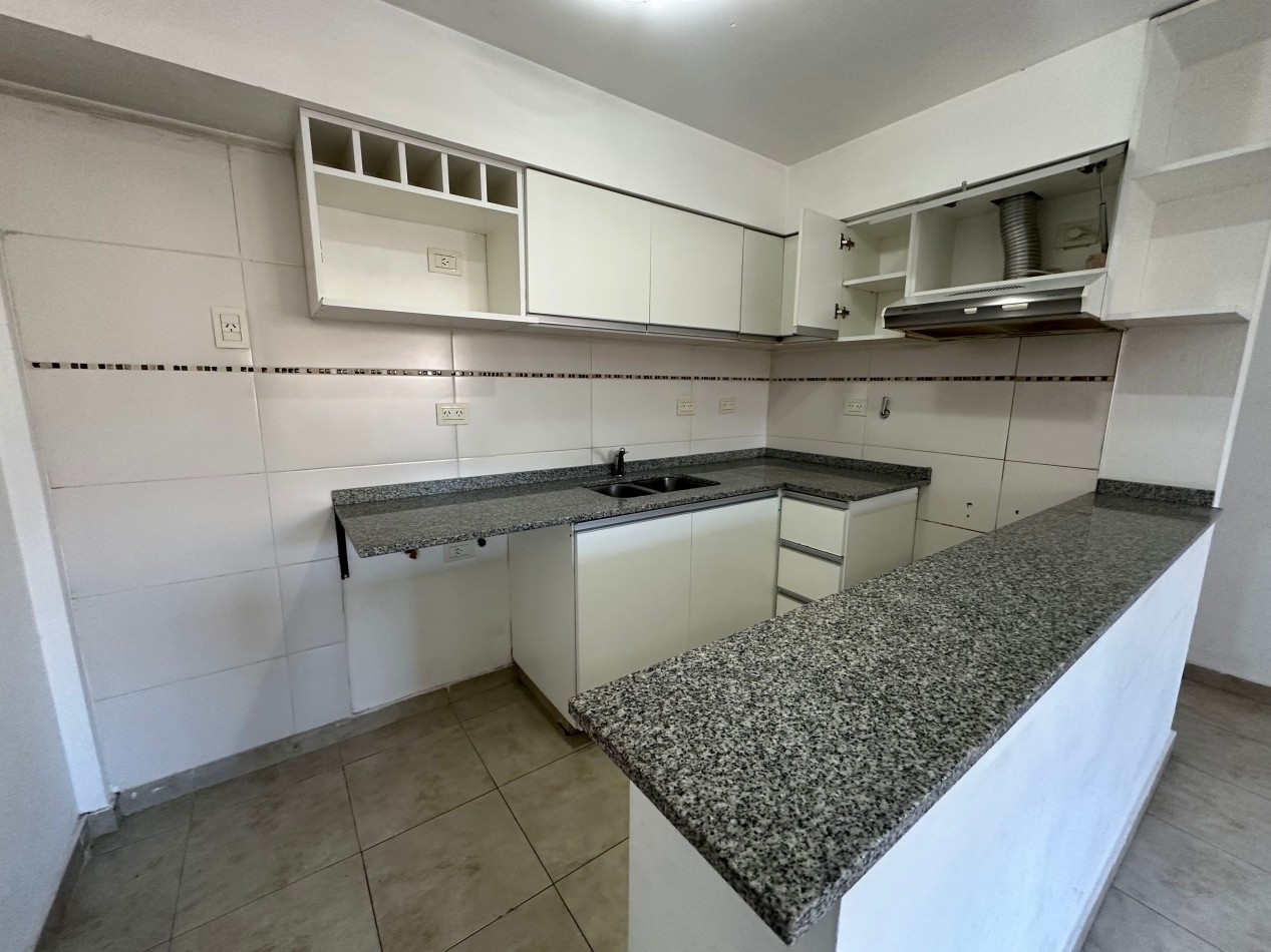 Departamento 2 ambientes amplios en alquiler · 1° piso · Cochera cubierta · Lanus