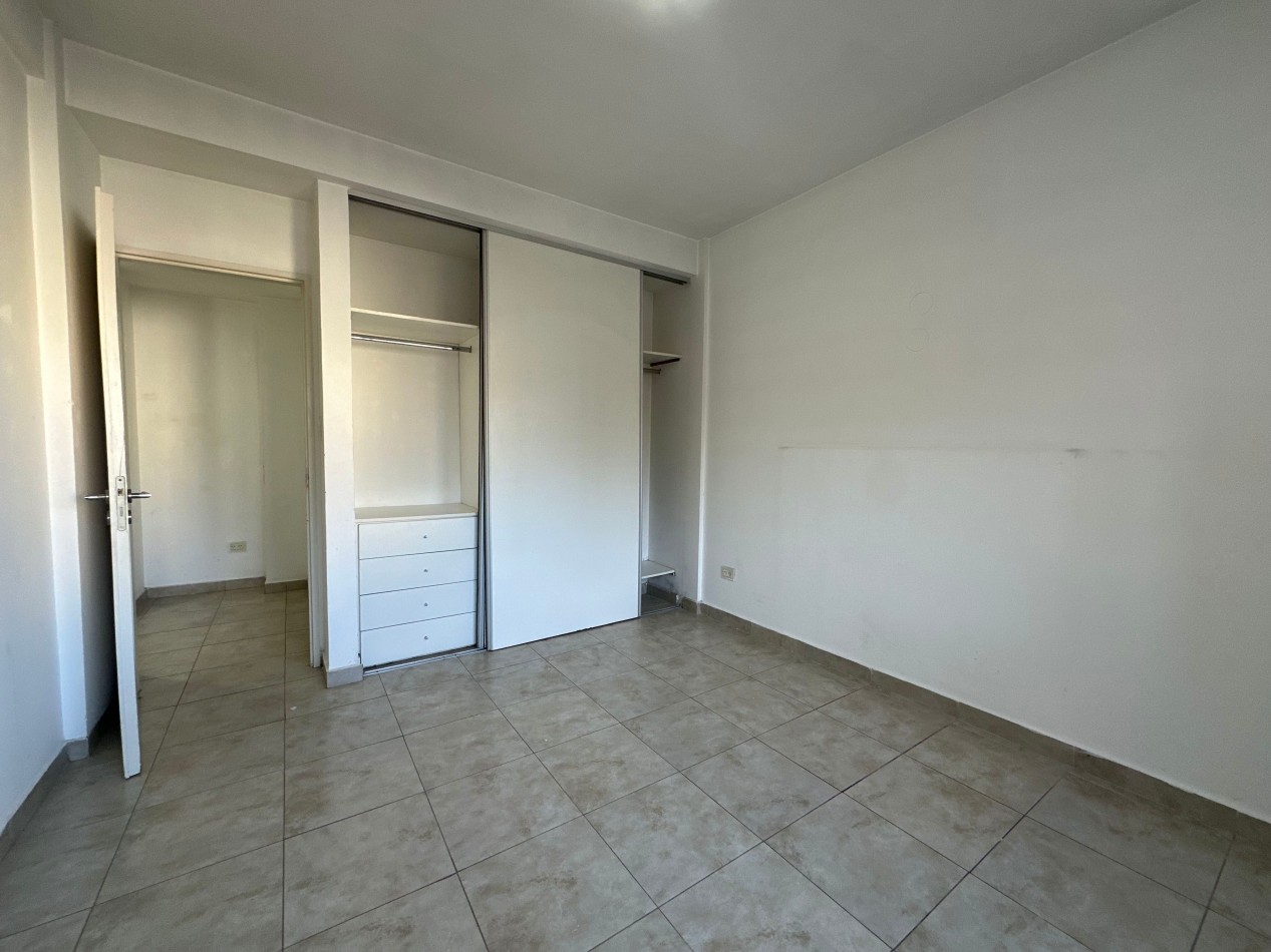 Departamento 2 ambientes amplios en alquiler · 1° piso · Cochera cubierta · Lanus