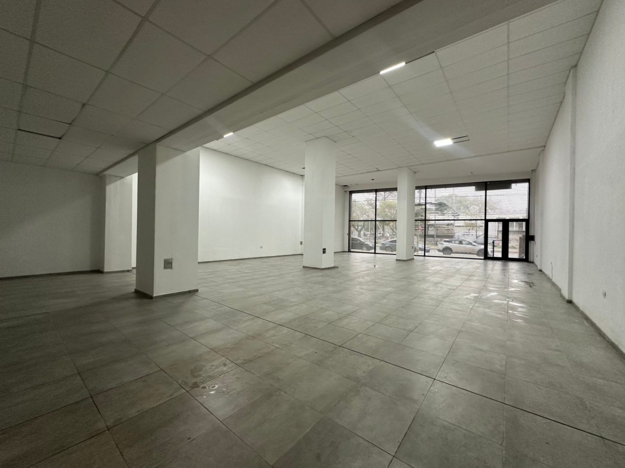 LOCAL COMERCIAL EN ALQUILER | 29 DE SEPTIEMBRE 3840, REMEDIOS DE ESCALADA Superficie: aprox. 300 m² | Frente: aprox. 12 m | Profundidad: aprox. 25 m