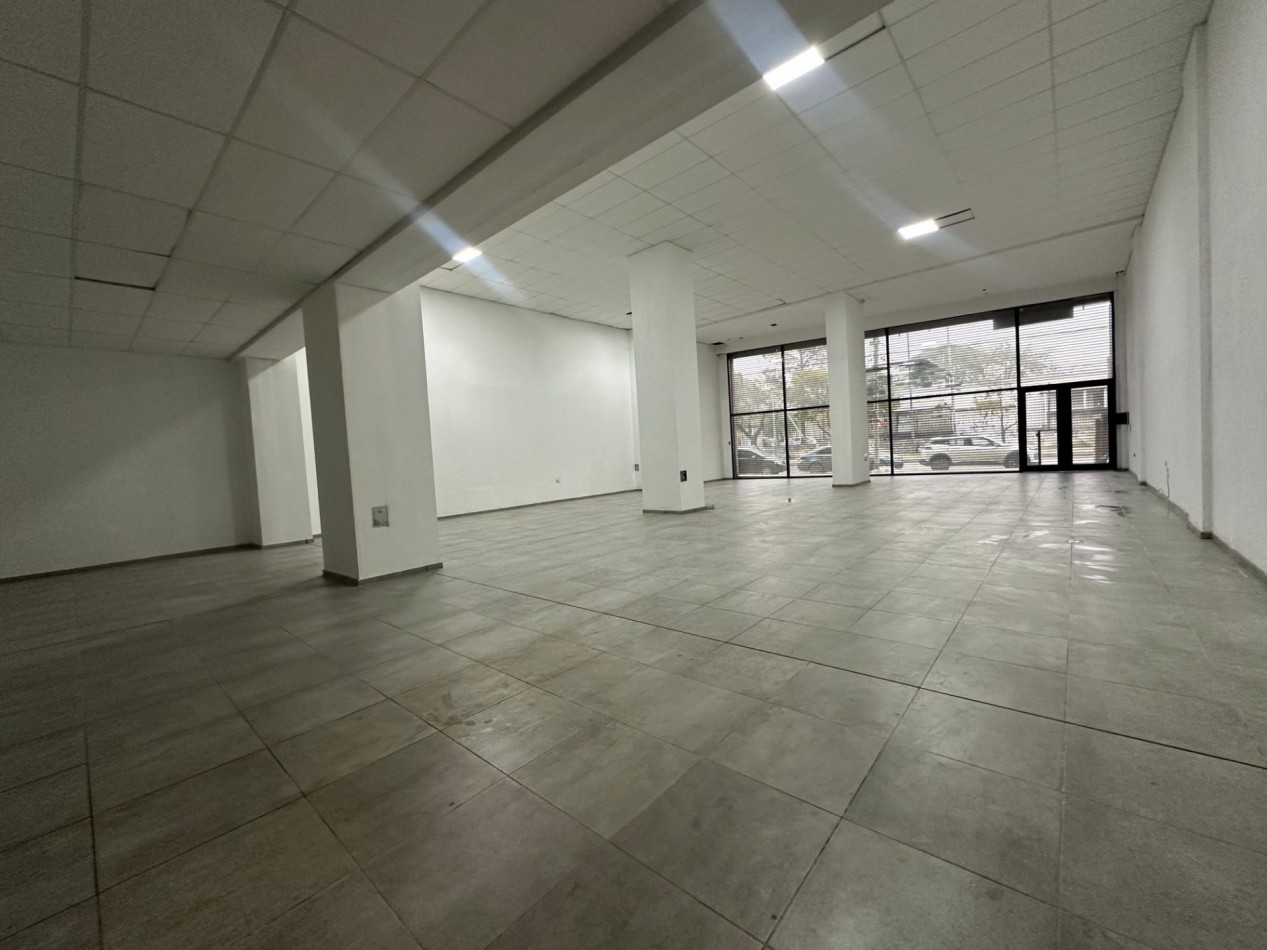 LOCAL COMERCIAL EN ALQUILER | 29 DE SEPTIEMBRE 3840, REMEDIOS DE ESCALADA Superficie: aprox. 300 m² | Frente: aprox. 12 m | Profundidad: aprox. 25 m
