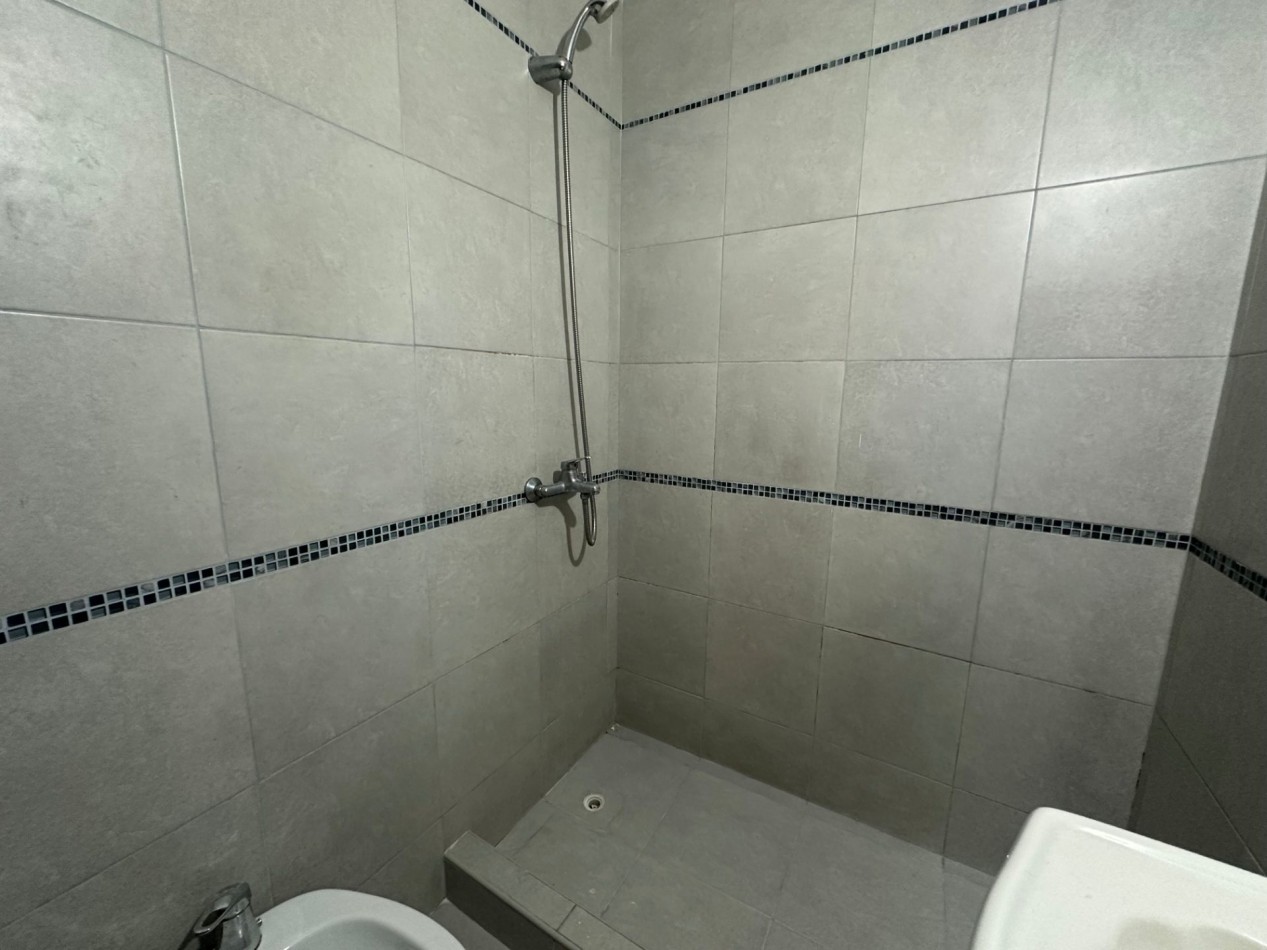 Moderno departamento de 2 amb con cochera sin expensas en Lanus