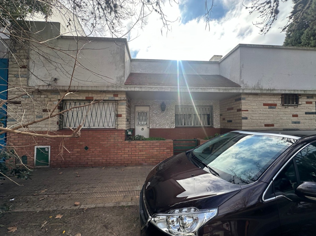 CASA A RECICLAR O A DEMOLER - LOTE DE 541 M² EN ZONA RESIDENCIAL DE BANFIELD