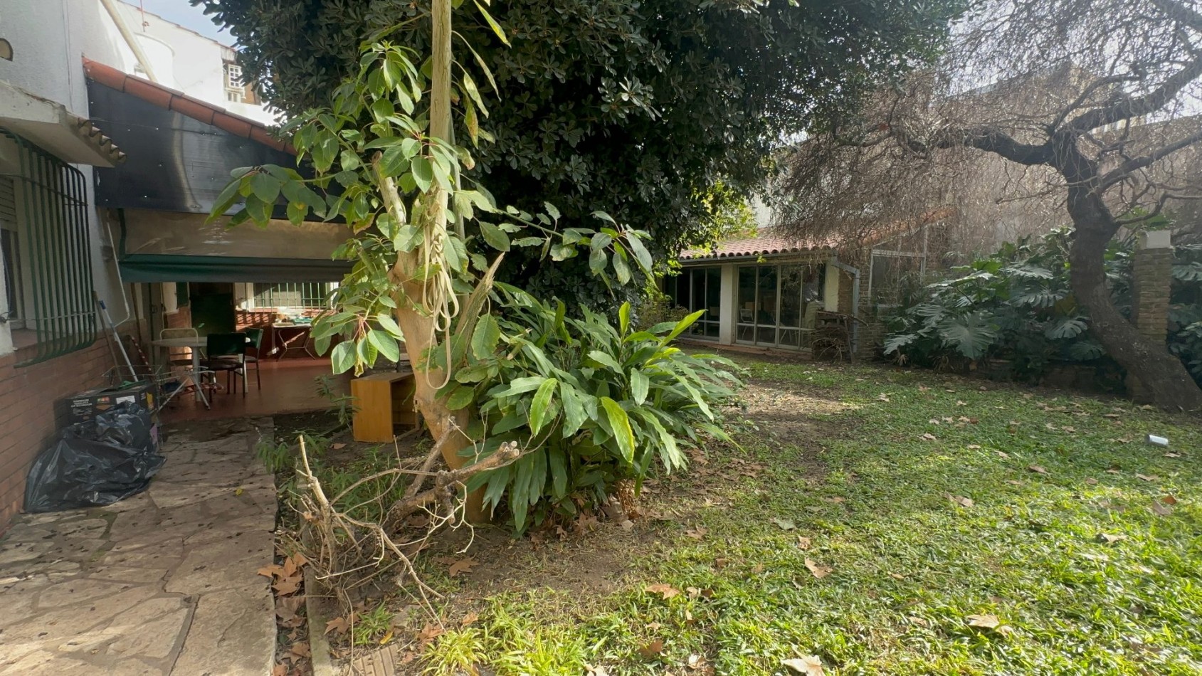 CASA A RECICLAR O A DEMOLER - LOTE DE 541 M² EN ZONA RESIDENCIAL DE BANFIELD