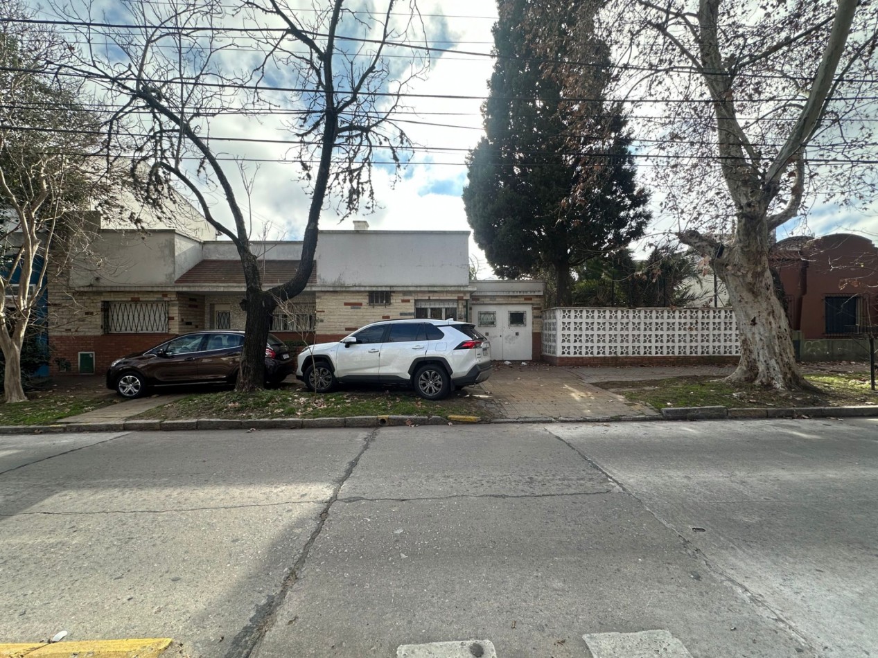 CASA A RECICLAR O A DEMOLER - LOTE DE 541 M² EN ZONA RESIDENCIAL DE BANFIELD