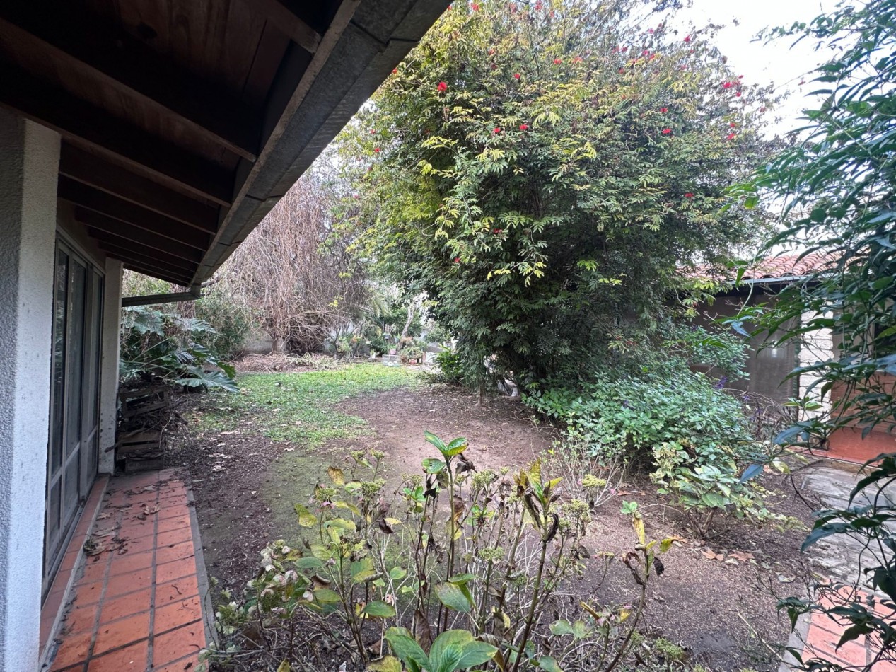 CASA A RECICLAR O A DEMOLER - LOTE DE 541 M² EN ZONA RESIDENCIAL DE BANFIELD