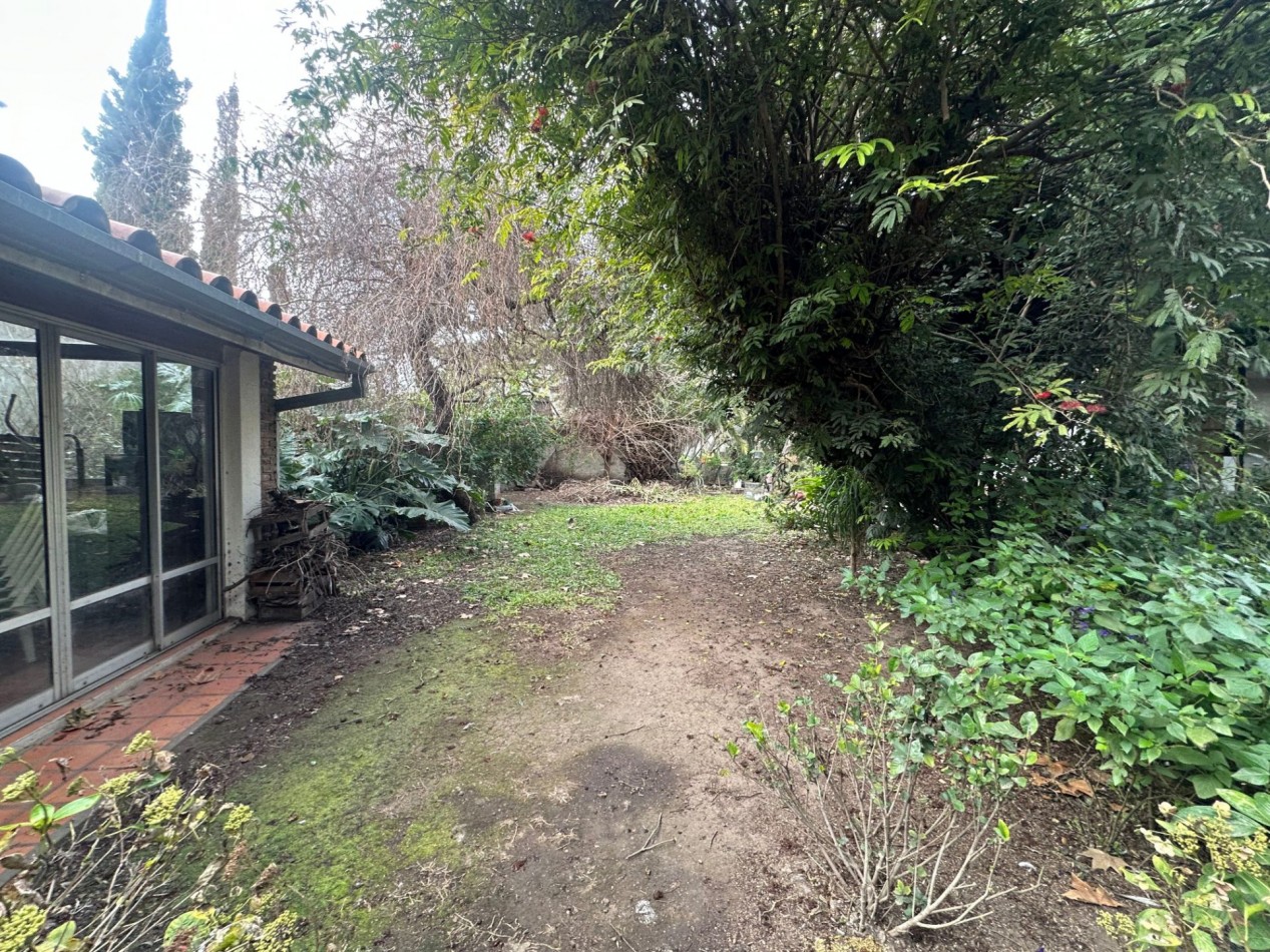 CASA A RECICLAR O A DEMOLER - LOTE DE 541 M² EN ZONA RESIDENCIAL DE BANFIELD