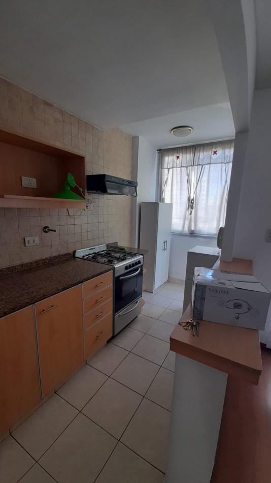 Departamento 2 ambientes con balcon al frente - Lomas de Zamora Centro