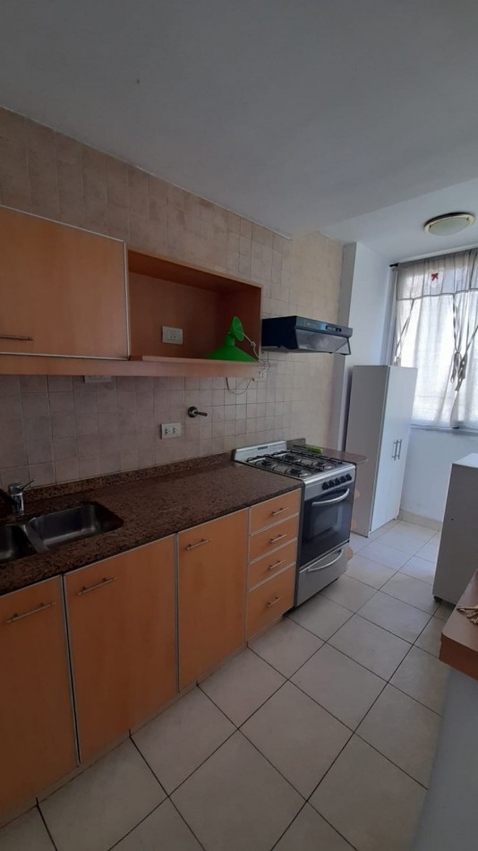 Departamento 2 ambientes con balcon al frente - Lomas de Zamora Centro