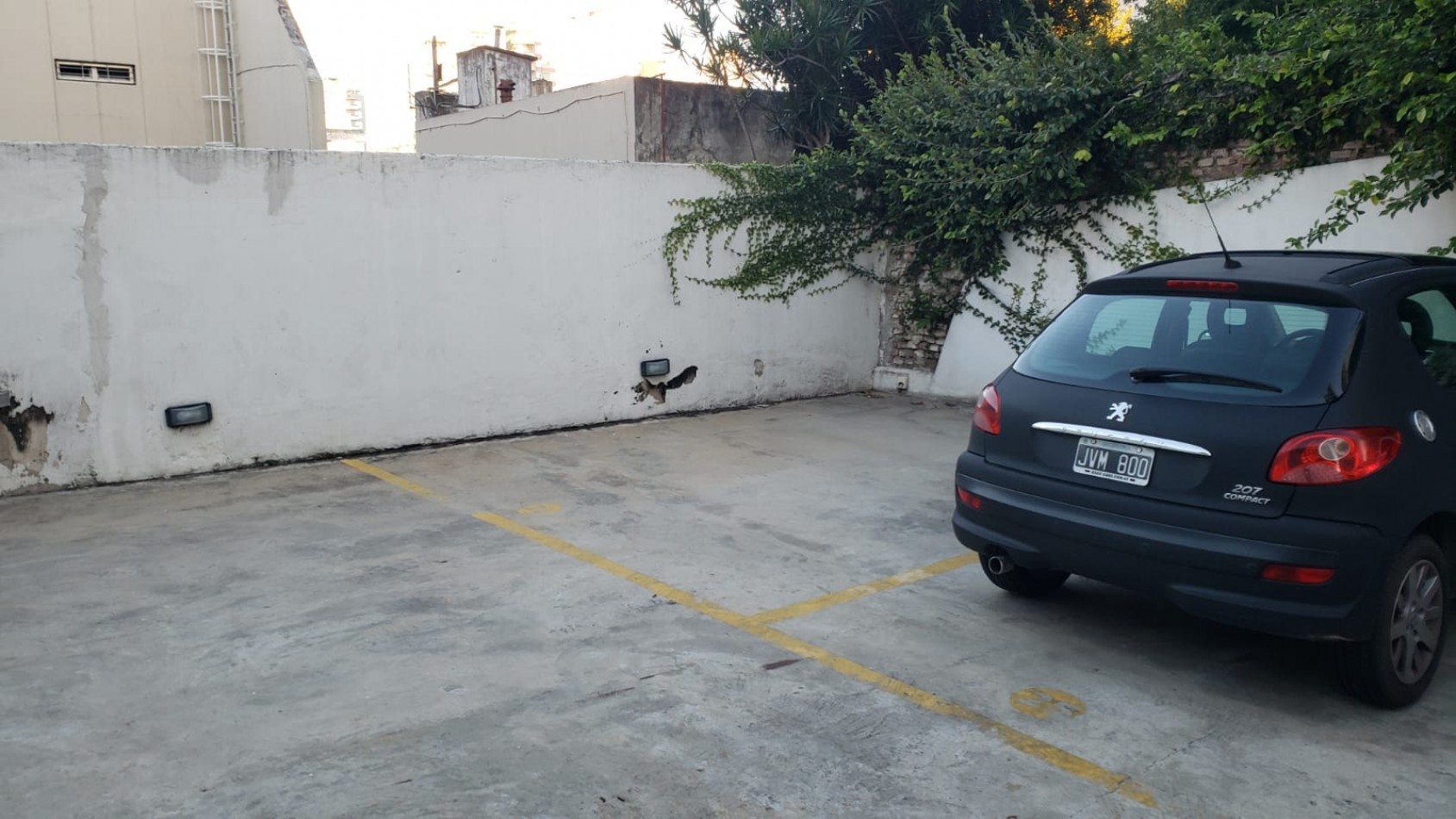 COCHERA  A LA VENTA frente a estacion banfield