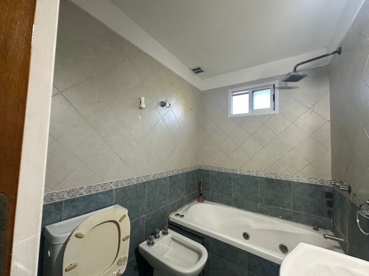 Alquiler Departamento 4 Ambientes con Cochera y Balcon - 3 Dormitorios - Alvear 350
