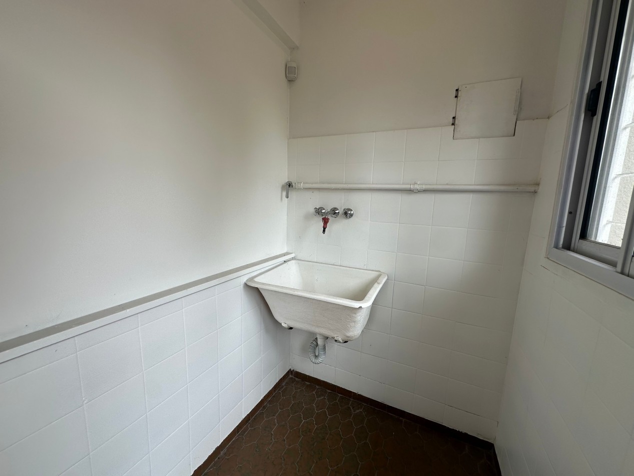 SOLO USO PROFESIONAL Casa tipo PH en alquiler - Esquina Manuel Castro y Pereyra Lucena, Lomas de Zamora