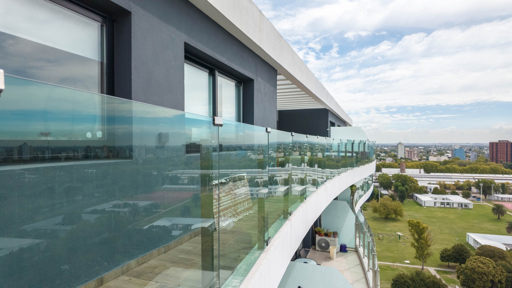 Piso premium 4 ambientes con gran terraza, parrilla y jacuzzi - Cochera - Edificio de categoria - Remedios de escalada