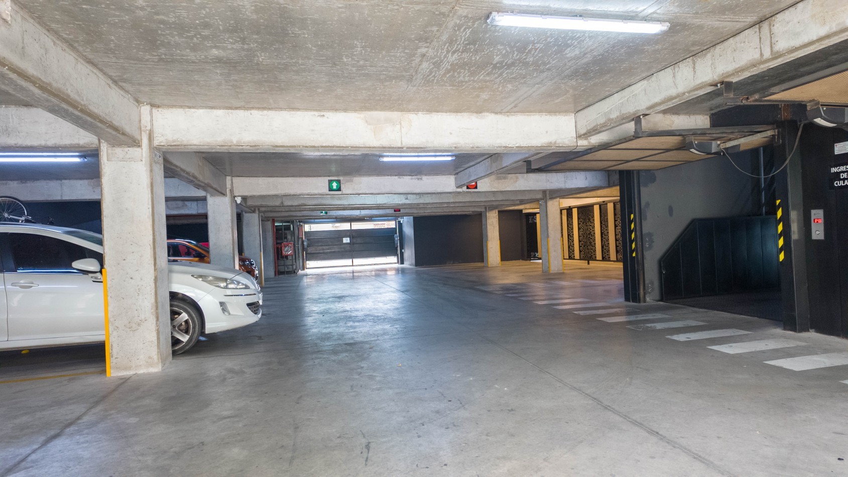 Piso premium 4 ambientes con gran terraza, parrilla y jacuzzi - Cochera - Edificio de categoria - Remedios de escalada
