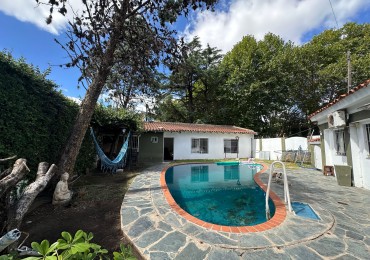casa en venta en esquina con amplio parque y piscina temperley este