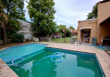 casa de 4 ambientes con gran parque y piscina buena ubicacion